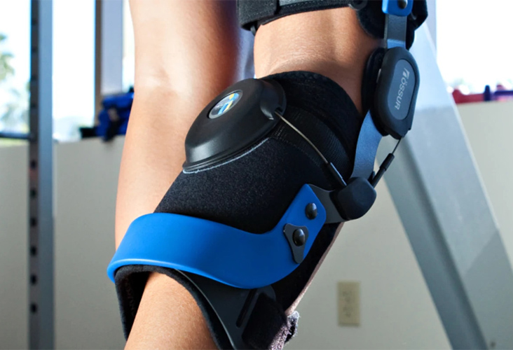 Person wearing knee brace, showing top-tier prosthetic and orthotic devices in New York & New Jersey